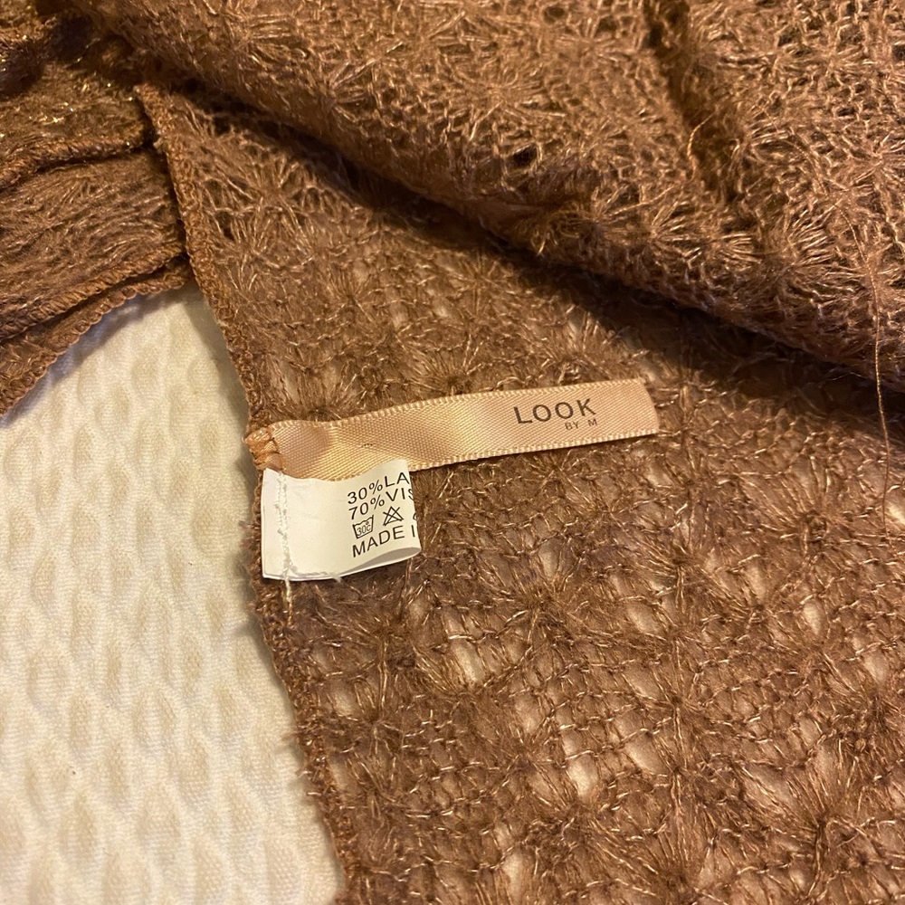 Delicate Scarf with Rosettes - Picture 4 of 4